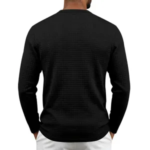 Vue de dos détaillée du t-shirt à manches longues en maille gaufrée noire texturée.