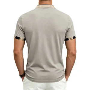 Detalle trasero polo de hombre de manga corta con cuello contraste y puños a rayas.