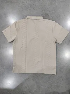 Vue détaillée du polo pour homme à manches courtes en tissu jacquard texturé d'été.