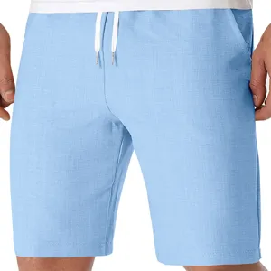 Vista detallada pantalon corto casual azul claro aspecto lino con cordones blancos.