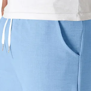 Detalle de primer plano de pantalones cortos casuales azul claro con cordón blanco.