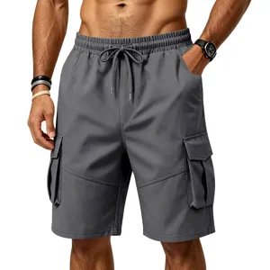 Detalle de pantalón corto cargo gris oscuro para hombre con múltiples bolsillos y cordón.