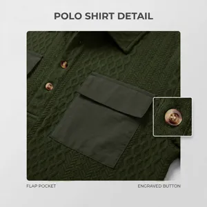 Dettaglio polo jacquard pesante da uomo, tasca a contrasto e bottoni incisi eleganti.