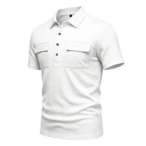 Polo da uomo bianca a maniche corte con trama jacquard e doppie tasche sul petto.