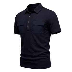 Maglietta polo da uomo a maniche corte con jacquard strutturato, collo a risvolto e doppie tasche.