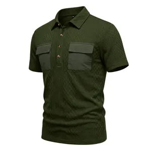 Primo piano della polo a maniche corte verde scuro da uomo con tasche e tessuto jacquard.