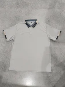 Detalle polo manga corta hombre, cuello y punos bicolor gris, tejido de secado rapido.