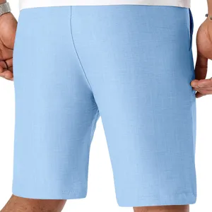 Primer plano detallado de pantalones cortos casuales azul claro con textura de lino.