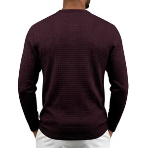T-shirt à manches longues gaufré pour homme vue dos, élégant top bordeaux décontracté.