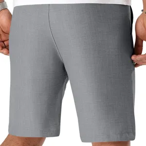 Primer plano detallado de pantalón corto casual gris texturizado con prácticos bolsillos.
