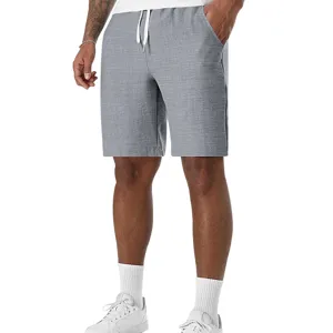 Vista detallada de los pantalones cortos casuales grises de lino para hombre con cordón.