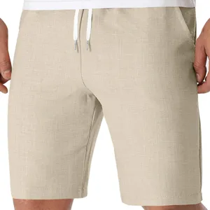 Primer plano detalle de pantalones cortos hombre textura lino casual cordón bolsillos.