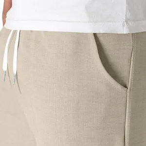 Primer plano detalle del pantalón corto casual de lino tejido con bolsillo y cordón.