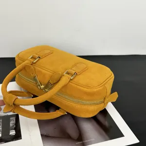 Detaillierte gelbe Wildleder Bowling Handtasche, elegantes Designer Stil Schultertasche.