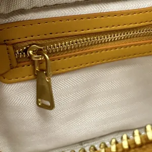 Luxus Handtasche Detailansicht innen mit hochwertigem Lederbesatz und goldenem Reissverschluss.