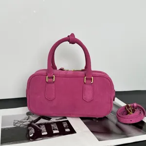 Rosa Wildleder Bowling Handtasche für Damen, schicke Kissen Schultertasche mit goldenen Details.
