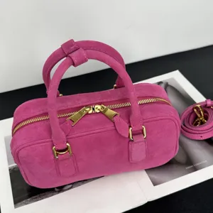 Rosa Wildleder Bowling Handtasche für Damen, stilvolle Kissen Tasche mit goldener Hardware.