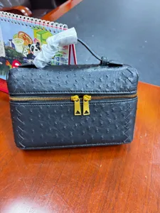 Bolso cosmetico negro textura avestruz con detalle trenzado, bolso de mano vintage.
