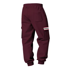 Vista dettagliata posteriore e laterale dei pantaloni cargo felpati pesanti e caldi.