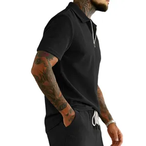 Vue détaillée du polo rétro décontracté pour hommes en velours côtelé zippé noir.