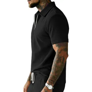 Polo homme noir en velours cotele a manches courtes et fermeture eclair style retro.