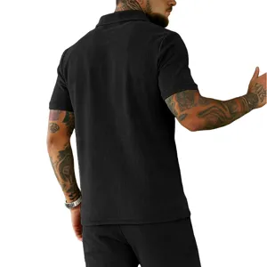 Gros plan detaille du polo homme en velours cote noir, texture style retro decontracte chic.