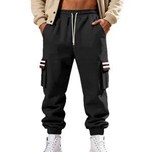 Pantaloni cargo casual neri da uomo con coulisse in vita, tasche laterali e polsini.