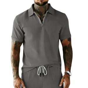 Ensemble d'été pour homme polo court en velours côtelé zippé et short assorti rétro.