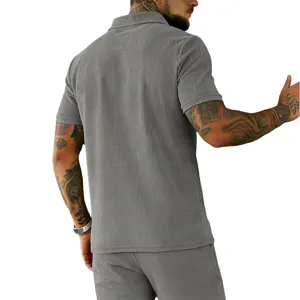 Ensemble polo et short court en velours côtelé rétro pour hommes, gris élégant.