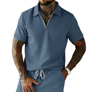 Vue détaillée de l'ensemble polo et short à manches courtes en velours côtelé bleu.