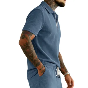 Vue détaillée de l'ensemble polo à manches courtes et zippé en velours côtelé bleu.
