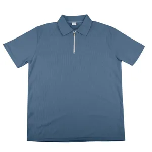 Vue détaillée du polo à manches courtes pour homme avec fermeture éclair et texture côtelée.