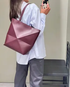 Sac cabas en cuir bordeaux avec design géométrique pliable pour le travail quotidien.
