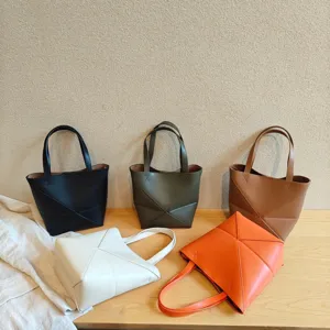 Découvrez le sac cabas géométrique en cuir pliable, spacieux et élégant pour le travail.