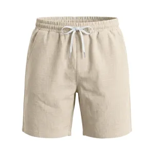 Detalle pantalón corto casual textura lino, ropa playa verano ligera con cordón ajustable.