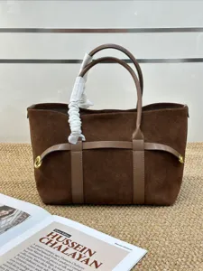 Detalle de bolso tote de ante marrón, bolso de lujo de piel nobuk, gran capacidad para uso diario.