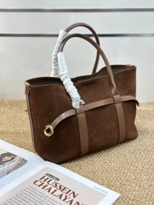 Bolso tote de ante marrón para mujer, bolso de mano de lujo estilo old money de gran capacidad.