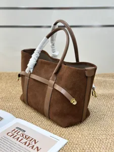 Bolso tote de ante marron para mujer, bolso de mano de cuero de lujo con detalles dorados.