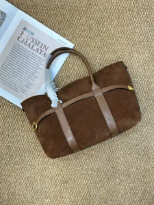 Bolso tote de ante marrón para mujer, bolso de mano de lujo de piel con asas y herrajes dorados.