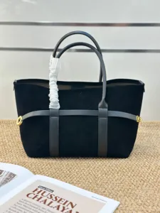 Bolso tote de ante negro con correas de cuero y herrajes dorados, diseño elegante para diario.