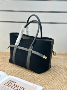 Vista detallada del bolso tote de lujo en ante negro, bolso de piel estilo old money espacioso.