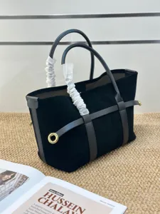 Bolso tote de ante negro para mujer, bolso de mano de lujo estilo old money con anillo de metal.
