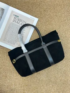Bolso tote de ante negro, elegante bolso de mano de lujo con gran capacidad y asas de piel.