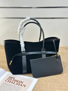 Vista detallada del bolso tote de ante negro con estuche a juego, estilo elegante.