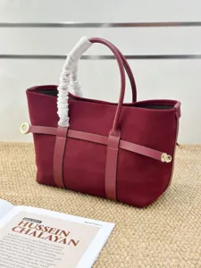 Bolso tote de ante burdeos de lujo para mujer, elegante bolso de mano estilo old money chic.