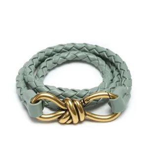 Damen Salbeigruenes geflochtenes Lederarmband mit goldfarbenem Metallknotenverschluss.