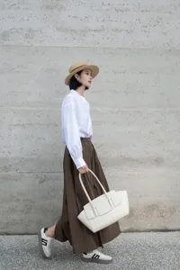 Elegant women's leather tote bag, minimalist style shoulder bag, spacious and chic daily carry.