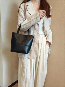 Sac cabas pliable géométrique en cuir noir, grand sac à main élégant pour le travail quotidien.