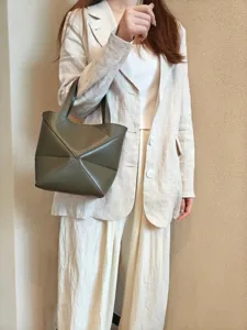 Vue détaillée du sac cabas géométrique pliable vert foncé mettant en valeur son beau design.