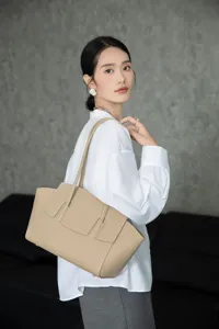 Minimalist leather tote bag detail, elegant shoulder bag craftsmanship and premium texture.